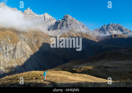 Femmina di escursionismo e la visualizzazione a montagne in Algovia, Germania Foto Stock