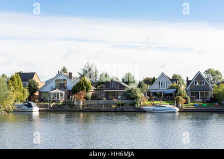 Riverside case sul Fiume Tamigi da Old Windsor, Berkshire, Inghilterra, Regno Unito Foto Stock