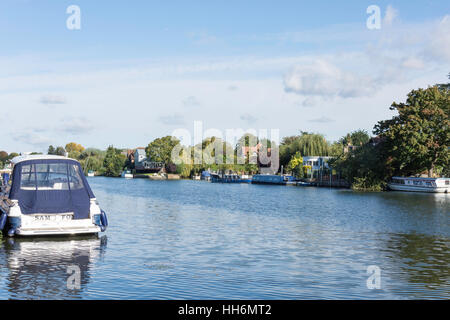 Riverside case sul Fiume Tamigi da alzaia, Old Windsor, Berkshire, Inghilterra, Regno Unito Foto Stock