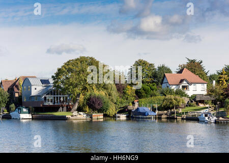 Riverside case sul Fiume Tamigi da alzaia, Old Windsor, Berkshire, Inghilterra, Regno Unito Foto Stock