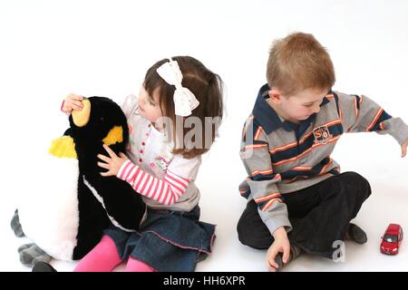 Fratello e Sorella bambini ridere i bambini di giocare e divertirsi insieme Foto Stock