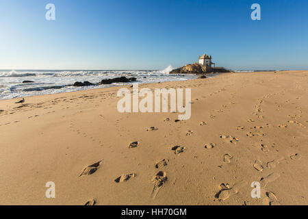 Cappella Senhor da Pedra su Miramar Beach (Praia de Miramar), Vila Nova de Gaia, Portogallo. Foto Stock