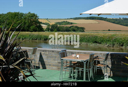 Tabelle di caffè sulla terrazza sul fiume Arun A Amberley, West Sussex, in Inghilterra Foto Stock