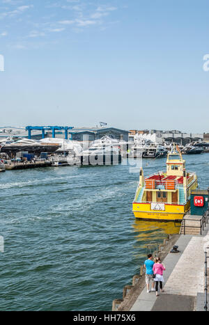 Sunseeker cantieri navali a Poole Harbour, un grande porto naturale in Dorset, l'Inghilterra del sud. Foto Stock