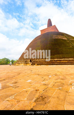 Massive Abhayagiri dagoba o stupa sorge in cima al basamento in muratura con intatta la guglia in Campidoglio antico di Anuradhapura, Sri Lanka Foto Stock