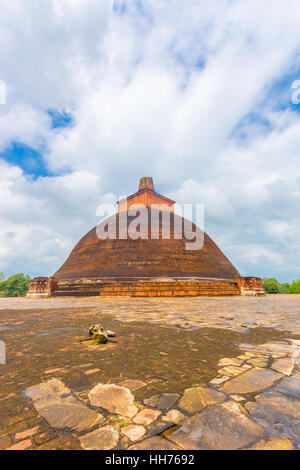 Jetavanaramaya Dagoba o stupa con guglia danneggiato visto centrato dalla piattaforma angolo in Campidoglio antico di Anuradhapura Foto Stock