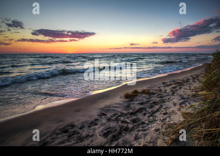 Estate spiaggia panorama al tramonto. Il tramonto su una vasta Sand Lake Michigan beach sui Grandi Laghi costa. Muskegon, Michigan Foto Stock