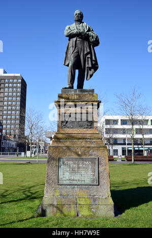 Statua di John Vaughan (1799-1868) al di fuori della libreria principale, giardini centrali, Middlesbrough. Sindaco e scopritore di locale ironstone depositi Foto Stock