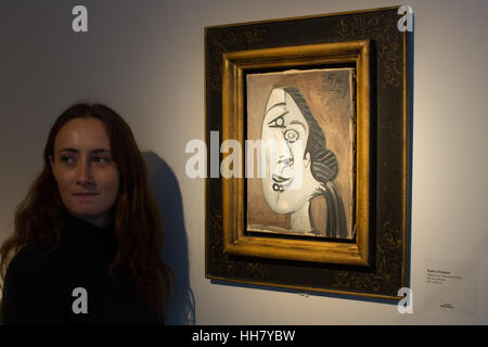 Londra, Regno Unito. Il 17 gennaio 2017. Testa di donna (1953) di Pablo Picasso con Galleria Assistant, Carlota Dennis-Lovaglio in una vista della stampante prima dell'apertura dell'arte mostra rivoluzionari (una raccolta di pezzi ispirati al Padiglione spagnolo al 1937 Esposizione di Parigi, tra cui opere di Picasso e Miro) al Mayoral gallery 6 Duca St, Londra, 18 gennaio-10 febbraio 2017 Credit: Roger Garfield/Alamy Live News Foto Stock