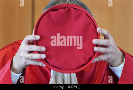 Karlsruhe, Deutschland. Xvii gen, 2017. dpatopbilder - Der Richter Vorsitzende des Zweiten Senats, Andreas Voßkuhle setzt am 17.01.2017 im Bundesverfassungsgericht di Karlsruhe (Baden-Württemberg) nach der Urteilsverkündung im NPD-Verbotsverfahren seine Kopfbedeckung auf. Die rechtsextreme NPD wird nicht verboten. Das hat das Bundesverfassungsgericht entschieden. Foto: Uli Deck/dpa Foto: Uli Deck/dpa /dpa/Alamy Live News Foto Stock