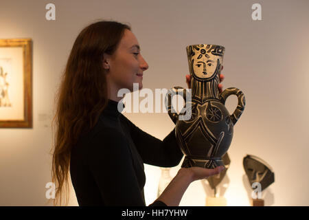 Londra, Regno Unito. Il 17 gennaio 2017. La donna, una brocca di ceramica di Pablo Picasso, detenute da Gallery Assistant, Carlota Dennis-Lovaglio in una vista della stampante prima dell'apertura dell'arte mostra rivoluzionari (una raccolta di pezzi ispirati al Padiglione spagnolo al 1937 Esposizione di Parigi, tra cui opere di Picasso e Miro) al Mayoral gallery 6 Duca St, Londra, 18 gennaio-10 febbraio 2017 Credit: Roger Garfield/Alamy Live News Foto Stock