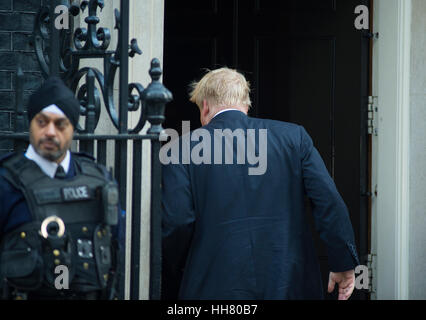 A Downing Street, Londra, Regno Unito. Il 17 gennaio 2017. Boris Johnson, Segretario di Stato per gli affari esteri, arriva settimanale per la riunione del gabinetto del giorno PM Theresa Maggio annuncerà il suo punto 12 piano Brexit a Lancaster House. © Malcolm Park editoriale/Alamy Live News. Foto Stock