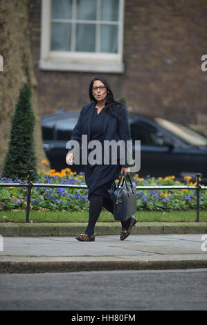 Downing Street, Londra, Regno Unito. 17 gennaio 2017. Priti Patel, Segretario di Stato per lo sviluppo Internazionale, arriva per la riunione settimanale del gabinetto il giorno in cui il PM Theresa May annuncerà il suo piano Brexit a 12 punti alla Lancaster House. Nel novembre 2017 Priti Patel si è dimesso come Segretario di Stato per lo sviluppo Internazionale a seguito di divulgazione dei giornali. Credit: Malcolm Park/Alamy Live News. Foto Stock