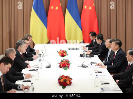 Davos, in Svizzera. Xvii gen, 2017. Il presidente cinese Xi Jinping incontra il presidente ucraino Petro Poroshenko di Davos, in Svizzera, Gennaio 17, 2017. Credito: Ding Lin/Xinhua/Alamy Live News Foto Stock