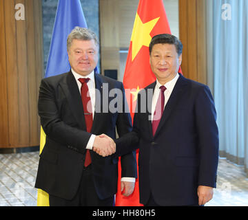 Davos, in Svizzera. Xvii gen, 2017. Il presidente cinese Xi Jinping (R) incontra il presidente ucraino Petro Poroshenko di Davos, in Svizzera, Gennaio 17, 2017. Credito: Ding Lin/Xinhua/Alamy Live News Foto Stock