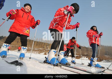 Xingtai cinese nella provincia di Hebei. Xvii gen, 2017. Le persone disabili praticare lo sci in Xingtai, nel nord della Cina di nella provincia di Hebei, Gennaio 17, 2017. Trentasei persone disabili intorno a 18 a 23 imparato a sciare sotto la guida di allenatori professionisti e goduto di sport di inverno. Credito: Huang Tao/Xinhua/Alamy Live News Foto Stock