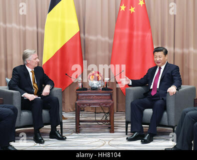 Davos, in Svizzera. Xvii gen, 2017. Il presidente cinese Xi Jinping (R) si incontra con il re belga Philippe di Davos, in Svizzera, Gennaio 17, 2017. Credito: Rao Aimin/Xinhua/Alamy Live News Foto Stock