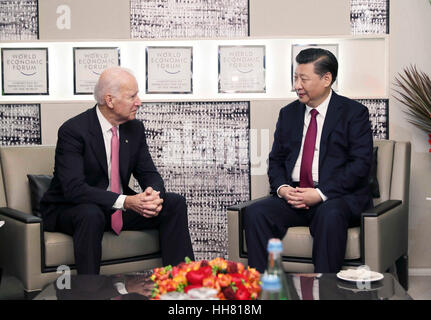 (170117) -- DAVOS, Gennaio 17, 2017 (Xinhua) -- Il presidente cinese Xi Jinping (R) soddisfa con U.S. Vice presidente Joe Biden del World Economic Forum di Davos, in Svizzera, Gennaio 17, 2017. (Xinhua/Lan Hongguang) (zyd) Foto Stock