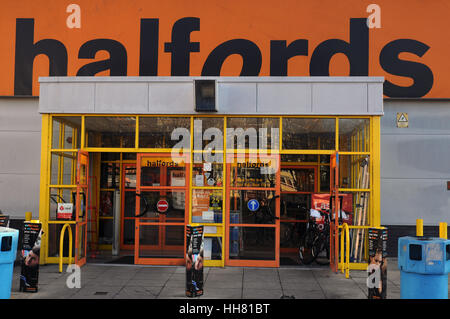 Halfords store di Brixton, Londra, Regno Unito. Il 17 gennaio, 2017. Halfords Group plc in anticipo di aggiornamento di negoziazione il 19 gennaio 2017. Credito: Marina Imperi/Alamy Live News Foto Stock