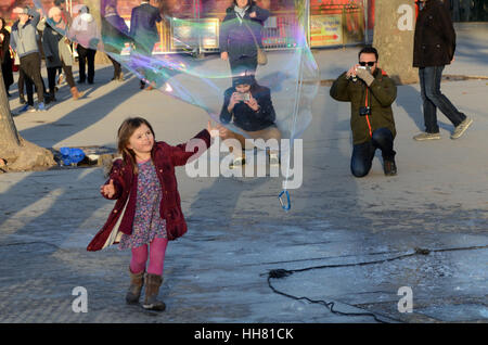 Londra, Regno Unito. Xvii gen, 2017. Bambino a caccia di bolla gigante sulla sponda sud del Tamigi. Posizione soleggiata e fredda giornata a Londra. Credito: JOHNNY ARMSTEAD/Alamy Live News Foto Stock