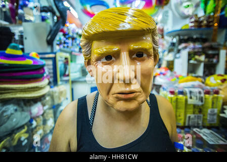Gennaio 17, 2017 - SÃ£O Paulo, SÃ£o Paulo, Brasile - maschera di Carnevale di noi presidente-eletto Donald Trump e alcuni esponenti politici, in vendita per $ 2 in un negozio nella regione del Marzo 25, famoso shopping center di Sao Paulo, questa mattina (17). Trump entrerà in carica venerdì prossimo, 20th, a Washington. Credito: Cris Faga/ZUMA filo/Alamy Live News Foto Stock