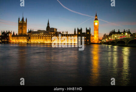 Londra, Regno Unito. Il 17 gennaio 2017. Le case del Parlamento e il Palazzo di Westminster si accendono durante il tramonto Credito: amer ghazzal/Alamy Live News Foto Stock