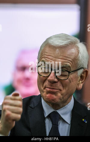 Gdansk, Polonia. Xvii gen, 2017. Hans-Gert Pottering è visto durante la sua visita nella solidarietà europea nel centro di Danzica, Polonia su gennaio 17th, 2017. Pottering è un tedesco politico conservatore, ex Presidente del Parlamento europeo, nel 2009 è stato eletto Presidente della Fondazione Konrad Adenauer. Credito: Michal Fludra/Alamy Live News Foto Stock