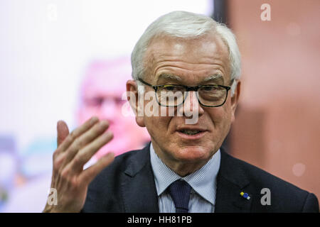 Gdansk, Polonia. Xvii gen, 2017. Hans-Gert Pottering è visto durante la sua visita nella solidarietà europea nel centro di Danzica, Polonia su gennaio 17th, 2017. Pottering è un tedesco politico conservatore, ex Presidente del Parlamento europeo, nel 2009 è stato eletto Presidente della Fondazione Konrad Adenauer. Credito: Michal Fludra/Alamy Live News Foto Stock