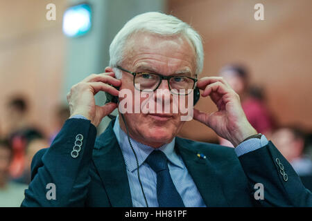 Gdansk, Polonia. Xvii gen, 2017. Hans-Gert Pottering è visto durante la sua visita nella solidarietà europea nel centro di Danzica, Polonia su gennaio 17th, 2017. Pottering è un tedesco politico conservatore, ex Presidente del Parlamento europeo, nel 2009 è stato eletto Presidente della Fondazione Konrad Adenauer. Credito: Michal Fludra/Alamy Live News Foto Stock