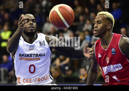 Nymburk, Repubblica Ceca. Xvii gen, 2017. Da sinistra BRYON ALLEN di Nymburk e DEE BOST di Monaco in azione durante il di pallacanestro degli uomini di Champions League tredicesimo round, gruppo A: Nymburk vs Monaco in Nymburk, Repubblica ceca, 17 gennaio 2017. Credito: Josef Vostarek/CTK foto/Alamy Live News Foto Stock