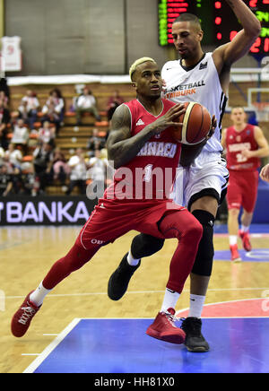 Nymburk, Repubblica Ceca. Xvii gen, 2017. Da sinistra Dee Bost di Monaco e Diamon Simpson di Nymburk in azione durante il di pallacanestro degli uomini di Champions League tredicesimo round, gruppo A: Nymburk vs Monaco in Nymburk, Repubblica ceca, 17 gennaio 2017. Credito: Josef Vostarek/CTK foto/Alamy Live News Foto Stock