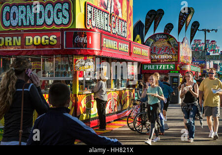 Palm Beach County, Florida, Stati Uniti d'America. Xii gen, 2017. Persone godere la varietà di cibi serviti presso il South Florida Fair, 13 gennaio 2017. Credito: Greg Lovett/Palm Beach post/ZUMA filo/Alamy Live News Foto Stock