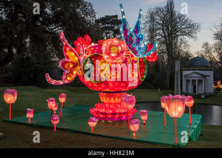 Londra, Regno Unito. Xvii gen, 2017. La lanterna magica festa giardini a Chiswick House dal 19 gennaio fino al 26 febbraio. I giardini ospitano la mostra che celebra il nuovo anno cinese. Il 2017 è l'anno del gallo. Sparso su 65 acri del Chiswick House site, ci sono più di cinquanta lanterne illuminate. Londra 17 gen 2017 Credit: Guy Bell/Alamy Live News Foto Stock