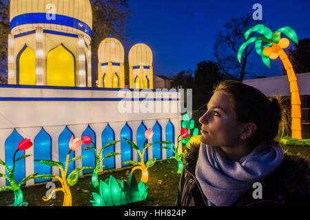 Londra, Regno Unito. Xvii gen, 2017. La lanterna magica festa giardini a Chiswick House dal 19 gennaio fino al 26 febbraio. I giardini ospitano la mostra che celebra il nuovo anno cinese. Il 2017 è l'anno del gallo. Sparso su 65 acri del Chiswick House site, ci sono più di cinquanta lanterne illuminate. Londra 17 gen 2017 Credit: Guy Bell/Alamy Live News Foto Stock