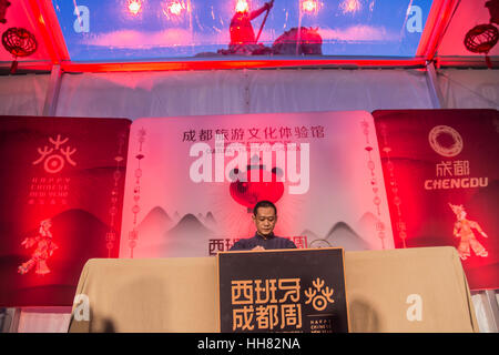 Madrid, Spagna. Xvii gen, 2017. Presentazione della cultura cinese a Madrid, Spagna. Al fine di celebrare il 'felice anno nuovo cinese" in Europa. Questa settimana è la presentazione della regione di Chengdu in Cina. Nella foto di un uomo cinese si prepara il famoso tè di Chengdu Credito: Alberto Ramírez Sibaja/Alamy Live News Foto Stock