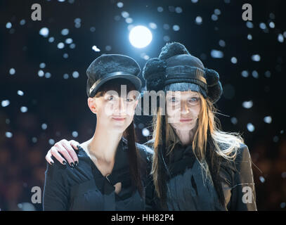 Berlino, Germania. Xvii gen, 2017. Attrice Graefin Veruschka von Lehndorff (R) e Esther Perbandt in piedi sul palco alla fine del suo spettacolo al Mercedes-Benz della settimana della moda a Berlino, Germania, 17 gennaio 2017. Credito: dpa picture alliance/Alamy Live News Foto Stock