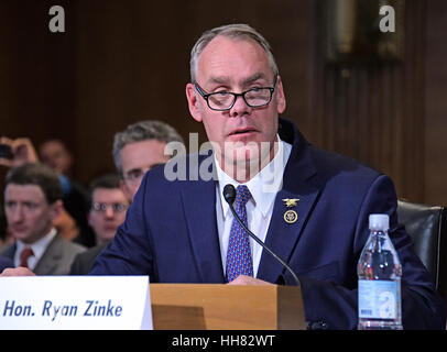 Washington, DC, Stati Uniti d'America. Xvii gen, 2017. Rappresentante degli Stati Uniti Ryan Zinke (Repubblicano del Montana) testimonia davanti al Senato degli Stati Uniti Comitato su energia e del commercio come essa detiene un'audizione considerando la conferma della sua nomina a essere il Segretario degli Interni al Campidoglio di Washington DC su Martedì, 17 gennaio 2017. Credito: MediaPunch Inc/Alamy Live News Foto Stock