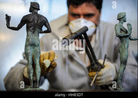 Burbank, Stati Uniti d'America. Xvii gen, 2017. Un lavoratore dei colori le statuette in bronzo utilizzando il calore elevato durante il processo di produzione della colata le statuette in bronzo per il XXIII Incontro annuale Screen Actors Guild (SAG) Awards. Le statuette, noto come 'l'Attore', erano stati progettati originariamente da Jim Heimann e Jim Barrett, e scolpito da Edward Saenz. Poiché il primo SAG Awards nel 1995, le statuette sono state prodotte dalla American Fine Arts Fonderia di Burbank. Credito: Xinhua/Alamy Live News Foto Stock