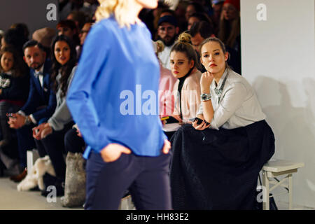 Berlino, Germania. Xvii gen, 2017. Spettatori guarda un modello a piedi la pista Mercedes-Benz durante la settimana della moda di Berlino Autunno/Inverno 2017. Credito: Qing Wang/Xinhua/Alamy Live News Foto Stock