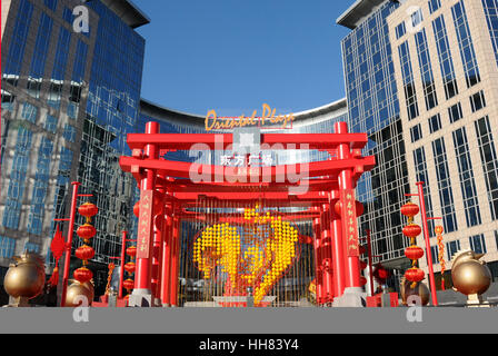 Beijin, Beijin, Cina. Xiii gen, 2017. Pechino, Cina-gennaio 13 2017: (solo uso editoriale. Cina OUT) .come il Festival di primavera si avvicina, la Wangfujing Street è decorata con lanterne rosse e fiori colorati a Pechino, Gennaio 13th, 2017. Credito: SIPA Asia/ZUMA filo/Alamy Live News Foto Stock