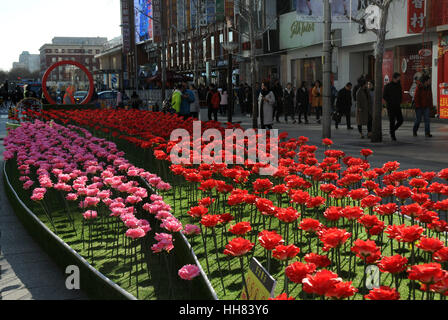 Beijin, Beijin, Cina. Xiii gen, 2017. Pechino, Cina-gennaio 13 2017: (solo uso editoriale. Cina OUT) .come il Festival di primavera si avvicina, la Wangfujing Street è decorata con lanterne rosse e fiori colorati a Pechino, Gennaio 13th, 2017. Credito: SIPA Asia/ZUMA filo/Alamy Live News Foto Stock