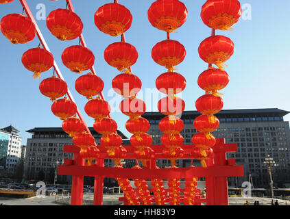 Beijin, Beijin, Cina. Xiii gen, 2017. Pechino, Cina-gennaio 13 2017: (solo uso editoriale. Cina OUT) .come il Festival di primavera si avvicina, la Wangfujing Street è decorata con lanterne rosse e fiori colorati a Pechino, Gennaio 13th, 2017. Credito: SIPA Asia/ZUMA filo/Alamy Live News Foto Stock