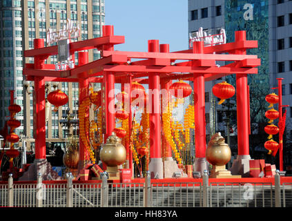 Beijin, Beijin, Cina. Xiii gen, 2017. Pechino, Cina-gennaio 13 2017: (solo uso editoriale. Cina OUT) .come il Festival di primavera si avvicina, la Wangfujing Street è decorata con lanterne rosse e fiori colorati a Pechino, Gennaio 13th, 2017. Credito: SIPA Asia/ZUMA filo/Alamy Live News Foto Stock