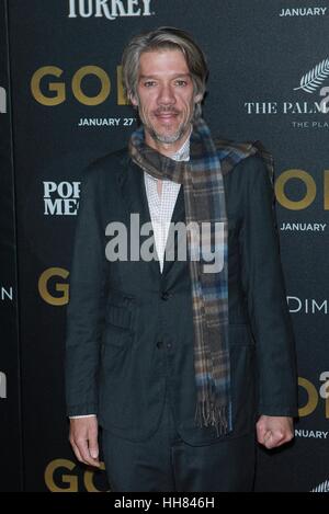 La città di New York, Stati Uniti d'America. Xvii gen, 2017. Stephen Gaghan al 'oro' Premiere mondiale a AMC Loews Lincoln Square di New York City. Credito: Diego Corredor/Mediapunch/Alamy Live News Foto Stock