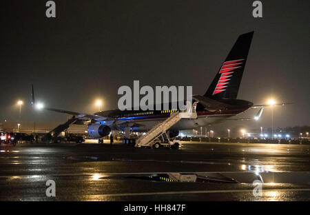 Washington, Stati Uniti d'America. Il 17 gennaio, 2017. President-Elect Donald Trump del piano si è visto all'Aeroporto Nazionale Ronald Reagan di Washington come egli arriva a frequentare il Presidente Global cena, a Andrew W. Mellon Auditorium di Washington, D.C. L'invito solo black tie-evento ha oltre 500 valutazione compresi alcuni 200 diplomatici stranieri presenti. Credito: Kevin Dietsch/Piscina via CNP/MediaPunch Credito: MediaPunch Inc/Alamy Live News Foto Stock