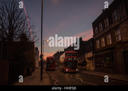 Londra, Regno Unito. 18 gennaio, 2017. Regno Unito Meteo. Bellissima alba e la mattina presto a Stoke Newington, Londra. Stoke Newington Church Street e nessun bus 73. Credito: carol moiré/Alamy Live News. Foto Stock