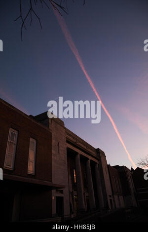 Londra, Regno Unito. 18 gennaio, 2017. Regno Unito Meteo. Bellissima alba e la mattina presto a Stoke Newington, Londra. Stoke Newington Town Hall. Credito: carol moiré/Alamy Live News. Foto Stock