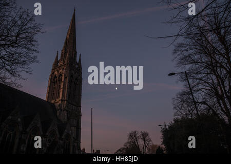 Londra, Regno Unito. 18 gennaio, 2017. Regno Unito Meteo. Bellissima alba e la mattina presto a Stoke Newington, Londra. Chiesa di Santa Maria. Credito: carol moiré/Alamy Live News. Foto Stock