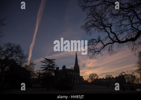 Londra, Regno Unito. 18 gennaio, 2017. Regno Unito Meteo. Bellissima alba e la mattina presto a Stoke Newington, Londra. Vista di St Mary Chirch da Clissold PArk. Credito: carol moiré/Alamy Live News. Foto Stock