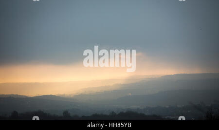 Yorkshire, Regno Unito. 18 gennaio, 2017. Luce irrompe attraverso la bassa nube su Brighouse nel West Yorkshire Regno Unito all'alba di mercoledì mattina Credito: Windmill Immagini/Alamy Live News Foto Stock